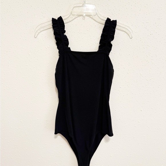 Le Lis Black Ruffled Ribbed Bodysuit Top - Picture 1 of 4
